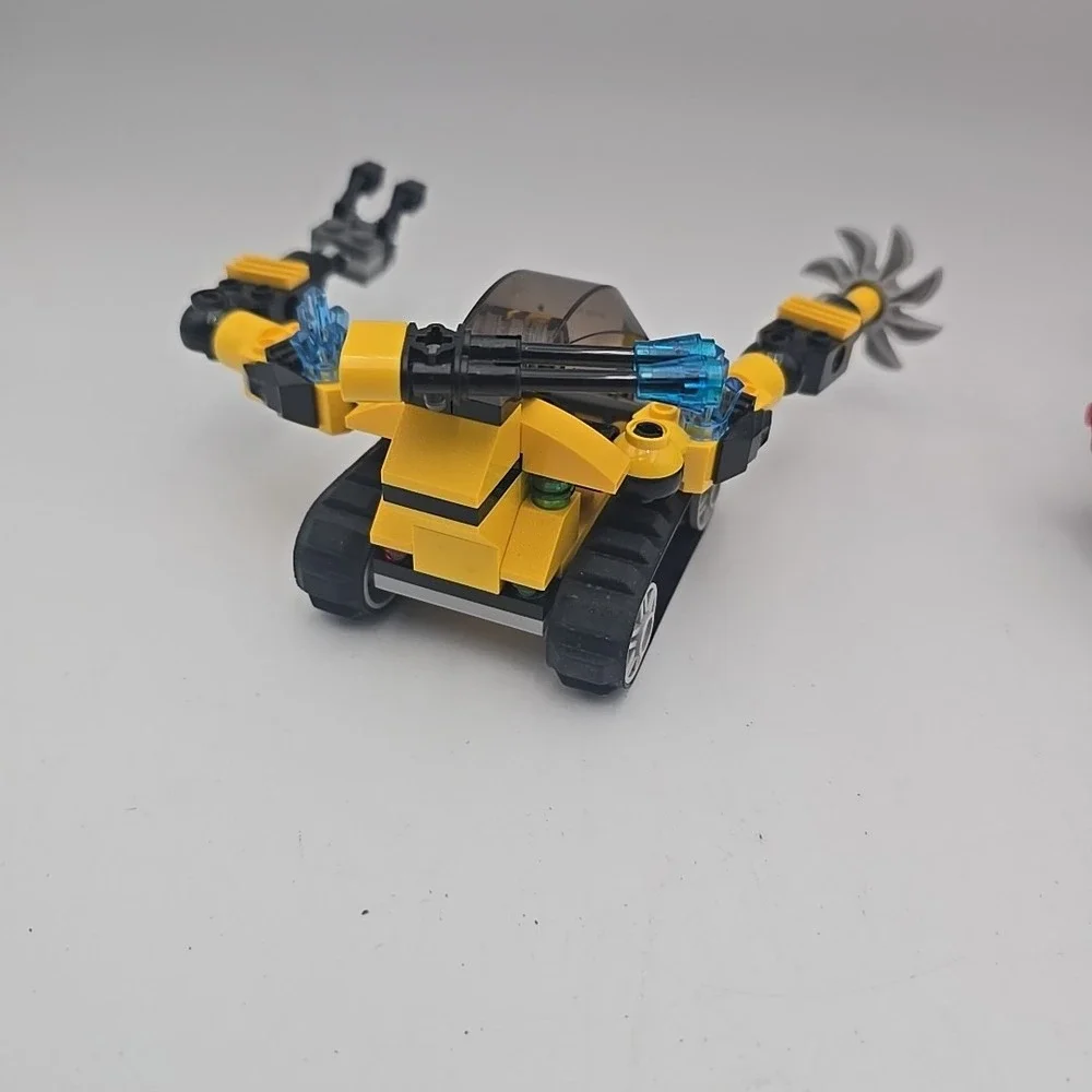 LEGO Aqua Raiders: Lobster Strike (7772) As Pictured